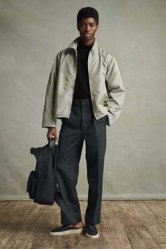Dunkelgraue Harrington-Jacke kombinieren – 32 Smart-Casual Herren Outfits: Kombinieren Sie eine dunkelgraue Harrington-Jacke mit einer schwarzen Chinohose für einen bequemen Alltags-Look. Ergänzen Sie Ihr Outfit mit schwarzen Leder Slippern, um Ihr Modebewusstsein zu zeigen.