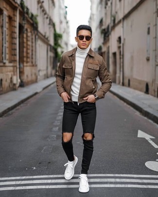 Dunkelbraune Jacke kombinieren – 92 Lässige Herren Outfits: Kombinieren Sie eine dunkelbraune Jacke mit schwarzen engen Jeans mit Destroyed-Effekten für einen entspannten Wochenend-Look. Fühlen Sie sich mutig? Ergänzen Sie Ihr Outfit mit weißen Leder niedrigen Sneakers.