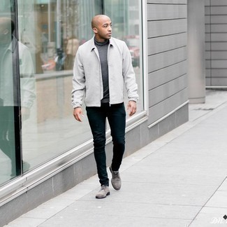 Wie grauen Rollkragenpullover mit schwarzer Jeans zu kombinieren – 84 Herren Outfits: Tragen Sie einen grauen Rollkragenpullover und schwarzen Jeans, um mühelos alles zu meistern, was auch immer der Tag bringen mag. Wählen Sie grauen Wildleder Derby Schuhe, um Ihr Modebewusstsein zu zeigen.