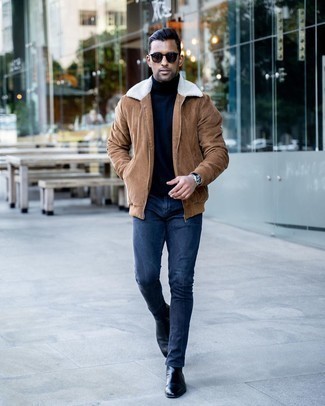 Dunkelblaue enge Jeans kombinieren – 475 Herren Outfits warm Wetter: Vereinigen Sie eine braune Harrington-Jacke mit dunkelblauen engen Jeans, um einen lockeren, aber dennoch stylischen Look zu erhalten. Fühlen Sie sich mutig? Komplettieren Sie Ihr Outfit mit schwarzen Chelsea Boots aus Leder.