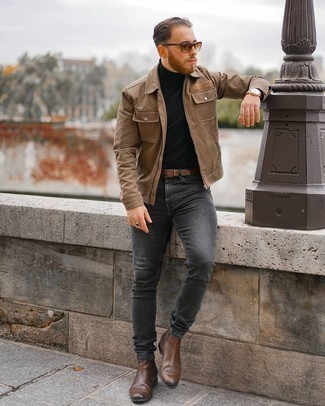 Braune Harrington-Jacke kombinieren – 294 Herren Outfits: Tragen Sie eine braune Harrington-Jacke und dunkelgrauen Jeans, um mühelos alles zu meistern, was auch immer der Tag bringen mag. Fühlen Sie sich ideenreich? Entscheiden Sie sich für braunen Chelsea Boots aus Leder.