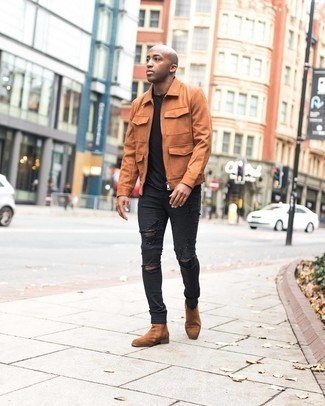 Wie Jeans mit Harrington-Jacke zu kombinieren – 500+ Herren Outfits: Für ein bequemes Couch-Outfit, entscheiden Sie sich für eine Harrington-Jacke und Jeans. Vervollständigen Sie Ihr Outfit mit braunen Chelsea Boots aus Wildleder, um Ihr Modebewusstsein zu zeigen.