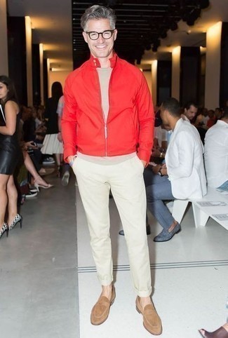 Hellbeige Slipper kombinieren – 500+ Herren Outfits: Entscheiden Sie sich für eine rote Harrington-Jacke und eine weiße Chinohose, um mühelos alles zu meistern, was auch immer der Tag bringen mag. Setzen Sie bei den Schuhen auf die klassische Variante mit hellbeige Slippern.