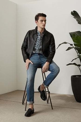 schwarze Harrington-Jacke aus Leder, dunkelblaues und weißes Kurzarmhemd mit Blumenmuster, dunkelblaue Jeans, schwarze Leder Slipper für Herren