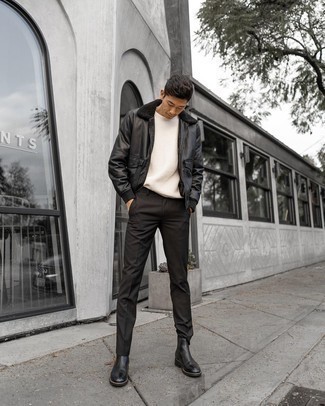 Weißen Pullover mit einem Rundhalsausschnitt kombinieren – 500+ Herren Outfits: Die Vielseitigkeit von einem weißen Pullover mit einem Rundhalsausschnitt und einer schwarzen Chinohose machen sie zu einer lohnenswerten Investition. Setzen Sie bei den Schuhen auf die klassische Variante mit schwarzen Chelsea Boots aus Leder.