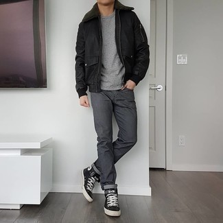 schwarze Harrington-Jacke aus Leder, graues T-Shirt mit einem Rundhalsausschnitt, dunkelgraue Jeans, schwarze und weiße hohe Sneakers aus Leder für Herren