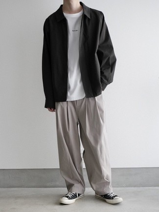 schwarze Harrington-Jacke, weißes T-Shirt mit einem Rundhalsausschnitt, graue Chinohose, schwarze und weiße Segeltuch niedrige Sneakers für Herren