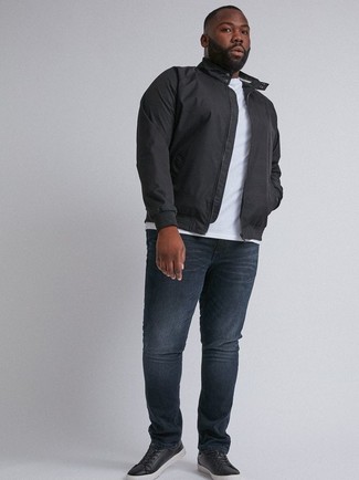 schwarze Harrington-Jacke, weißes T-Shirt mit einem Rundhalsausschnitt, dunkelblaue Jeans, schwarze Leder niedrige Sneakers für Herren