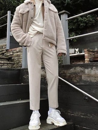 Hellbeige Chinohose kombinieren – 1200+ Herren Outfits: Kombinieren Sie eine beige Harrington-Jacke mit einer hellbeige Chinohose, um einen lockeren, aber dennoch stylischen Look zu erhalten. Weiße Sportschuhe leihen Originalität zu einem klassischen Look.