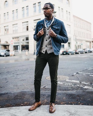 Wie Schuhe aus Leder mit dunkelgrüner Hose zu kombinieren – 500+ Herren Outfits: Entscheiden Sie sich für eine dunkelblaue Harrington-Jacke und eine dunkelgrüne Hose, um mühelos alles zu meistern, was auch immer der Tag bringen mag. Vervollständigen Sie Ihr Outfit mit braunen Leder Brogues, um Ihr Modebewusstsein zu zeigen.
