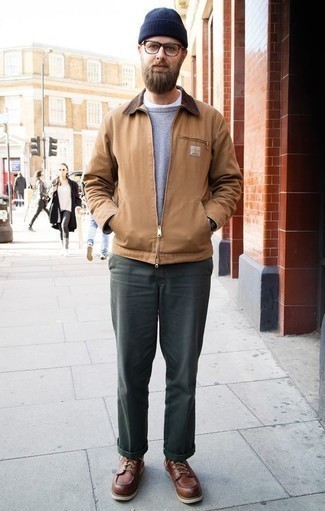 Beige Harrington-Jacke kombinieren – 259 Herren Outfits: Kombinieren Sie eine beige Harrington-Jacke mit einer dunkelgrünen Chinohose, um einen lockeren, aber dennoch stylischen Look zu erhalten. Fügen Sie eine braune Lederfreizeitstiefel für ein unmittelbares Style-Upgrade zu Ihrem Look hinzu.