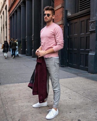 Rosa Sweatshirts kombinieren – 79 Herren Outfits: Kombinieren Sie ein rosa Sweatshirts mit einer grauen Chinohose für einen bequemen Alltags-Look. Komplettieren Sie Ihr Outfit mit weißen Leder niedrigen Sneakers.