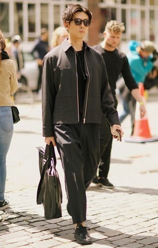 Dunkelgraue Shopper Tasche aus Segeltuch kombinieren – 103 Herren Outfits: Eine dunkelgraue Harrington-Jacke und eine dunkelgraue Shopper Tasche aus Segeltuch sind eine perfekte Wochenend-Kombination. Schwarze Leder niedrige Sneakers bringen Eleganz zu einem ansonsten schlichten Look.