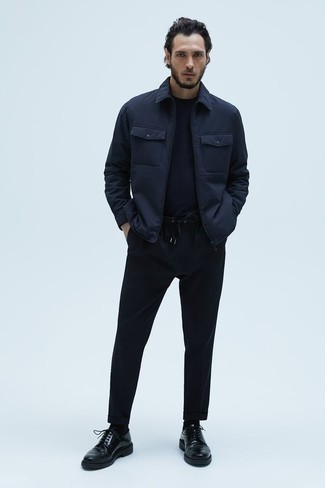 30 Jährige: Chinohose kombinieren – 500+ Herren Outfits: Kombinieren Sie eine dunkelblaue Harrington-Jacke mit einer Chinohose für ein großartiges Wochenend-Outfit. Machen Sie Ihr Outfit mit schwarzen Leder Derby Schuhen eleganter.