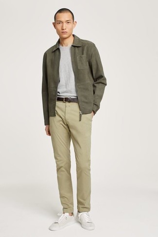 olivgrüne Harrington-Jacke, graues T-Shirt mit einem Rundhalsausschnitt, beige Chinohose, weiße Segeltuch niedrige Sneakers für Herren
