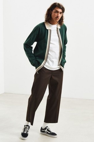 dunkelgrüne Harrington-Jacke, weißes T-Shirt mit einem Rundhalsausschnitt, dunkelbraune Chinohose, schwarze und weiße Segeltuch niedrige Sneakers für Herren