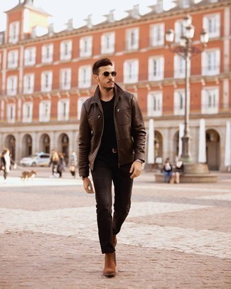 30 Jährige: Lederjacke kombinieren – 500+ Herren Outfits: Vereinigen Sie eine Lederjacke mit einer dunkelbraunen Chinohose für ein großartiges Wochenend-Outfit. Komplettieren Sie Ihr Outfit mit braunen Chelsea Boots aus Wildleder, um Ihr Modebewusstsein zu zeigen.