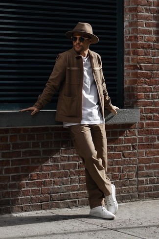 Braune Harrington-Jacke kombinieren – 294 Herren Outfits: Kombinieren Sie eine braune Harrington-Jacke mit einer braunen Chinohose, um mühelos alles zu meistern, was auch immer der Tag bringen mag. Wenn Sie nicht durch und durch formal auftreten möchten, entscheiden Sie sich für weißen Leder niedrige Sneakers.