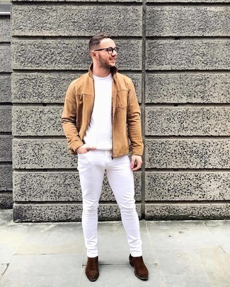 Weiße enge Jeans kombinieren – 222 Herren Outfits: Die Vielseitigkeit von einer beige Harrington-Jacke und weißen engen Jeans machen sie zu einer lohnenswerten Investition. Fügen Sie dunkelbraunen Chelsea Boots aus Wildleder für ein unmittelbares Style-Upgrade zu Ihrem Look hinzu.