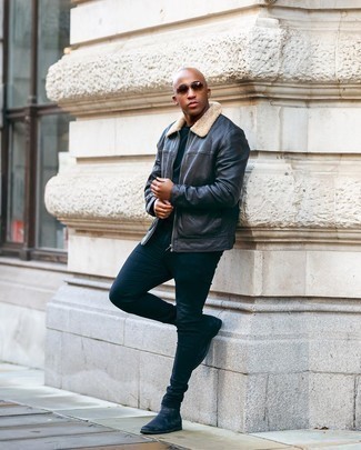 30 Jährige: Lederjacke kombinieren – 500+ Herren Outfits: Kombinieren Sie eine Lederjacke mit dunkelblauen engen Jeans für ein bequemes Outfit, das außerdem gut zusammen passt. Entscheiden Sie sich für schwarzen Chelsea Boots aus Leder, um Ihr Modebewusstsein zu zeigen.