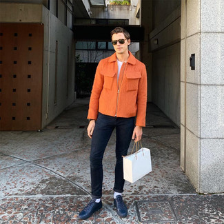 Orange Harrington-Jacke kombinieren – 13 Herren Outfits: Erwägen Sie das Tragen von einer orange Harrington-Jacke und dunkelblauen engen Jeans für ein Alltagsoutfit, das Charakter und Persönlichkeit ausstrahlt. Dieses Outfit passt hervorragend zusammen mit dunkelblauen Leder niedrigen Sneakers.