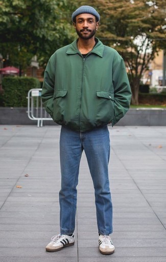 Olivgrüne Harrington-Jacke kombinieren – 95 Herren Outfits: Kombinieren Sie eine olivgrüne Harrington-Jacke mit blauen Jeans, um einen lockeren, aber dennoch stylischen Look zu erhalten. Dieses Outfit passt hervorragend zusammen mit weißen und schwarzen Leder niedrigen Sneakers.
