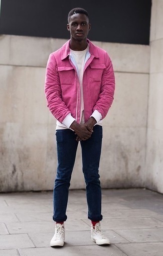 20 Jährige: Rosa Harrington-Jacke kombinieren – 2 Frühling Herren Outfits: Vereinigen Sie eine rosa Harrington-Jacke mit dunkelblauen Jeans für ein sonntägliches Mittagessen mit Freunden. Suchen Sie nach leichtem Schuhwerk? Ergänzen Sie Ihr Outfit mit weißen hohen Sneakers aus Segeltuch für den Tag. Ein insgesamt sehr toller Übergangs-Look.
