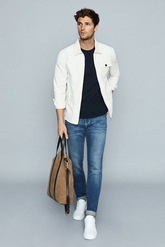Beige Taschen kombinieren – 500+ Herren Outfits: Kombinieren Sie eine weiße Harrington-Jacke mit beige Taschen für einen entspannten Wochenend-Look. Weiße Segeltuch niedrige Sneakers bringen Eleganz zu einem ansonsten schlichten Look.