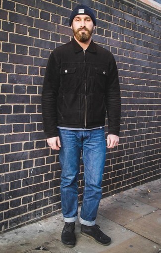 Schwarze Chukka-Stiefel aus Wildleder kombinieren – 259 Herren Outfits: Die Vielseitigkeit von einer schwarzen Harrington-Jacke und blauen Jeans machen sie zu einer lohnenswerten Investition. Ergänzen Sie Ihr Look mit schwarzen Chukka-Stiefeln aus Wildleder.