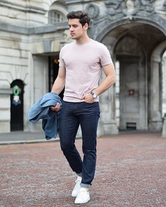 Rosa T-Shirt mit einem Rundhalsausschnitt kombinieren – 142 Casual Herren Outfits: Erwägen Sie das Tragen von einem rosa T-Shirt mit einem Rundhalsausschnitt und dunkelblauen Jeans für ein Alltagsoutfit, das Charakter und Persönlichkeit ausstrahlt. Weiße Segeltuch niedrige Sneakers sind eine kluge Wahl, um dieses Outfit zu vervollständigen.