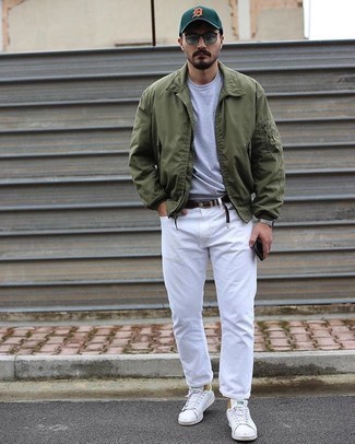 Dunkelgrüne Harrington-Jacke kombinieren – 95 Herren Outfits: Kombinieren Sie eine dunkelgrüne Harrington-Jacke mit weißen Jeans, um mühelos alles zu meistern, was auch immer der Tag bringen mag. Weiße und grüne Leder niedrige Sneakers sind eine ideale Wahl, um dieses Outfit zu vervollständigen.