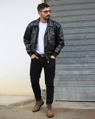 Welche Jeans mit dunkelbrauner Freizeitstiefel zu tragen – 500+ Casual Herren Outfits: Kombinieren Sie eine schwarze Harrington-Jacke aus Leder mit Jeans für einen bequemen Alltags-Look. Wählen Sie eine dunkelbraune Freizeitstiefel, um Ihr Modebewusstsein zu zeigen.