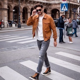 Graue Jeans mit Destroyed-Effekten kombinieren – 500+ Herren Outfits: Kombinieren Sie eine rotbraune Harrington-Jacke mit grauen Jeans mit Destroyed-Effekten für einen entspannten Wochenend-Look. Dunkelgrüne Camouflage hohe Sneakers aus Segeltuch sind eine kluge Wahl, um dieses Outfit zu vervollständigen.