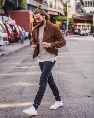 Welche Jeans mit rotbrauner Harrington-Jacke zu tragen – 139 Herren Outfits: Kombinieren Sie eine rotbraune Harrington-Jacke mit Jeans für ein Alltagsoutfit, das Charakter und Persönlichkeit ausstrahlt. Weiße Segeltuch niedrige Sneakers sind eine ideale Wahl, um dieses Outfit zu vervollständigen.