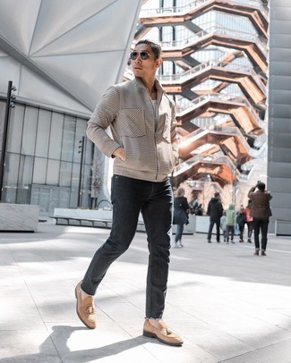 Welche Slipper mit Quasten mit grauer Jeans zu tragen – 41 Smart-Casual Herren Outfits warm Wetter: Entscheiden Sie sich für eine hellbeige Harrington-Jacke und grauen Jeans für ein bequemes Outfit, das außerdem gut zusammen passt. Fühlen Sie sich mutig? Entscheiden Sie sich für Slipper mit Quasten.