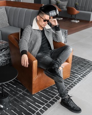 30 Jährige: Graue Harrington-Jacke kombinieren – 47 Herren Outfits warm Wetter: Kombinieren Sie eine graue Harrington-Jacke mit dunkelgrauen Jeans mit Destroyed-Effekten für einen entspannten Wochenend-Look. Dieses Outfit passt hervorragend zusammen mit schwarzen hohen Sneakers aus Leder.