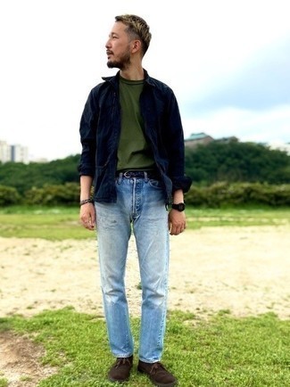 dunkelblaue Harrington-Jacke, olivgrünes T-Shirt mit einem Rundhalsausschnitt, hellblaue Jeans, dunkelbraune Chukka-Stiefel aus Wildleder für Herren