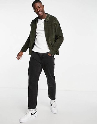 Dunkelgrüne Harrington-Jacke kombinieren – 95 Herren Outfits: Kombinieren Sie eine dunkelgrüne Harrington-Jacke mit schwarzen Jeans für ein großartiges Wochenend-Outfit. Vervollständigen Sie Ihr Look mit weißen und schwarzen Leder niedrigen Sneakers.