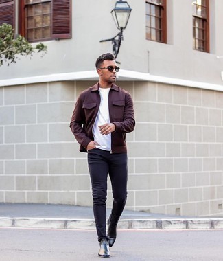 Dunkelblaue Jeans kombinieren – 500+ Frühling Herren Outfits: Tragen Sie eine dunkelbraune Harrington-Jacke und dunkelblauen Jeans für ein sonntägliches Mittagessen mit Freunden. Fühlen Sie sich ideenreich? Entscheiden Sie sich für schwarzen Chelsea Boots aus Leder. Der Look ist mega für die Übergangszeit.