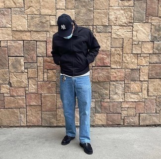 Schwarze Leder Slipper kombinieren – 500+ Herren Outfits: Kombinieren Sie eine schwarze Harrington-Jacke mit hellblauen Jeans für ein Alltagsoutfit, das Charakter und Persönlichkeit ausstrahlt. Komplettieren Sie Ihr Outfit mit schwarzen Leder Slippern, um Ihr Modebewusstsein zu zeigen.