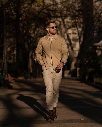 Dunkelbraune Sonnenbrille kombinieren – 500+ Casual Herren Outfits: Eine beige Harrington-Jacke und eine dunkelbraune Sonnenbrille sind eine großartige Outfit-Formel für Ihre Sammlung. Fühlen Sie sich ideenreich? Vervollständigen Sie Ihr Outfit mit einer dunkelbraunen Lederfreizeitstiefeln.