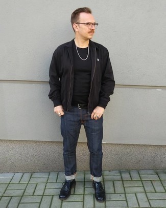 Schwarzen Gürtel kombinieren – 500+ Herren Outfits: Eine schwarze Harrington-Jacke und ein schwarzer Gürtel sind das Outfit Ihrer Wahl für faule Tage. Putzen Sie Ihr Outfit mit schwarzen Leder Derby Schuhen.
