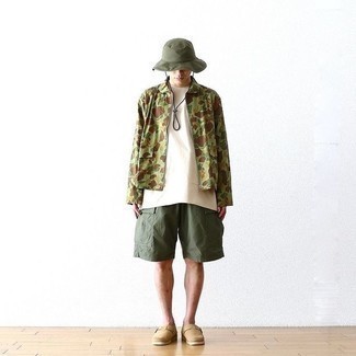 Camouflage Jacke kombinieren – 378 Herren Outfits: Tragen Sie eine Camouflage Jacke und olivgrünen Shorts für ein großartiges Wochenend-Outfit. Ergänzen Sie Ihr Outfit mit beige Wildleder Slippern, um Ihr Modebewusstsein zu zeigen.