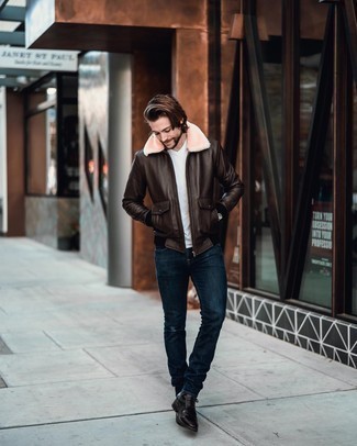 30 Jährige: Braune Harrington-Jacke kombinieren – 198 Herren Outfits warm Wetter: Kombinieren Sie eine braune Harrington-Jacke mit dunkelblauen Jeans für ein bequemes Outfit, das außerdem gut zusammen passt. Fühlen Sie sich ideenreich? Komplettieren Sie Ihr Outfit mit einer dunkelbraunen Lederfreizeitstiefeln.