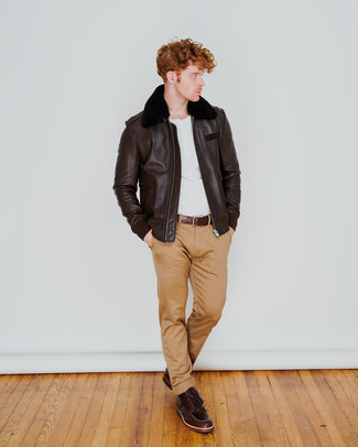 Dunkelbraune Jacke kombinieren – 500+ Casual Herren Outfits: Kombinieren Sie eine dunkelbraune Jacke mit einer beige Chinohose für ein Alltagsoutfit, das Charakter und Persönlichkeit ausstrahlt. Fühlen Sie sich ideenreich? Wählen Sie eine dunkelbraune Lederfreizeitstiefel.