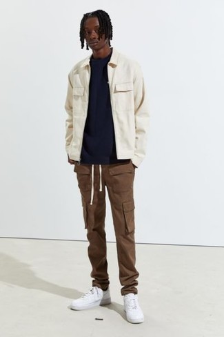 Braune Cargohose kombinieren – 133 Herren Outfits: Kombinieren Sie eine weiße Harrington-Jacke mit einer braunen Cargohose für ein bequemes Outfit, das außerdem gut zusammen passt. Weiße Segeltuch niedrige Sneakers sind eine ideale Wahl, um dieses Outfit zu vervollständigen.