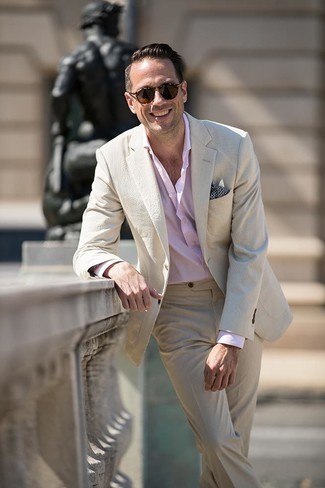 Rosa Langarmhemd kombinieren – 11 Elegante Herren Outfits: Kombinieren Sie ein rosa Langarmhemd mit einem hellbeige Anzug aus Seersucker für eine klassischen und verfeinerte Silhouette.