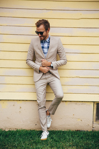 Dunkelblaues Businesshemd kombinieren – 1200+ Herren Outfits: Tragen Sie ein dunkelblaues Businesshemd und einen hellbeige Anzug für eine klassischen und verfeinerte Silhouette. Weiße Leder niedrige Sneakers verleihen einem klassischen Look eine neue Dimension.