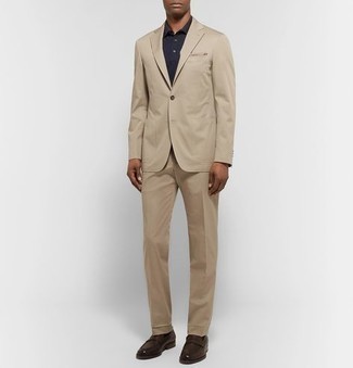 30 Jährige: Wie Slipper mit Anzuges zu kombinieren – 500+ Herren Outfits: Erwägen Sie das Tragen von einem Anzug und einem dunkelblauen Polohemd, um einen modischen Freizeitlook zu kreieren. Fühlen Sie sich ideenreich? Vervollständigen Sie Ihr Outfit mit Slippern.