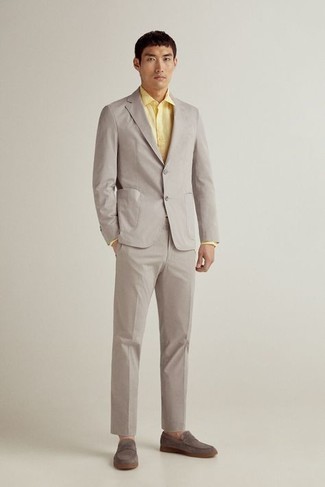 Hellbeige Anzug kombinieren – 500+ Elegante Herren Outfits: Kombinieren Sie einen hellbeige Anzug mit einem gelben Businesshemd für eine klassischen und verfeinerte Silhouette. Wenn Sie nicht durch und durch formal auftreten möchten, vervollständigen Sie Ihr Outfit mit dunkelbraunen Wildleder Slippern.